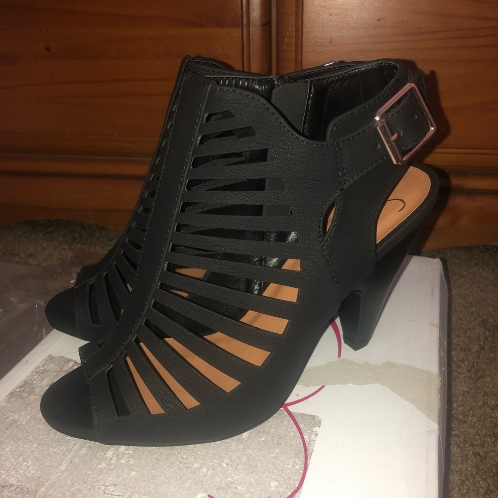Super cute black heels